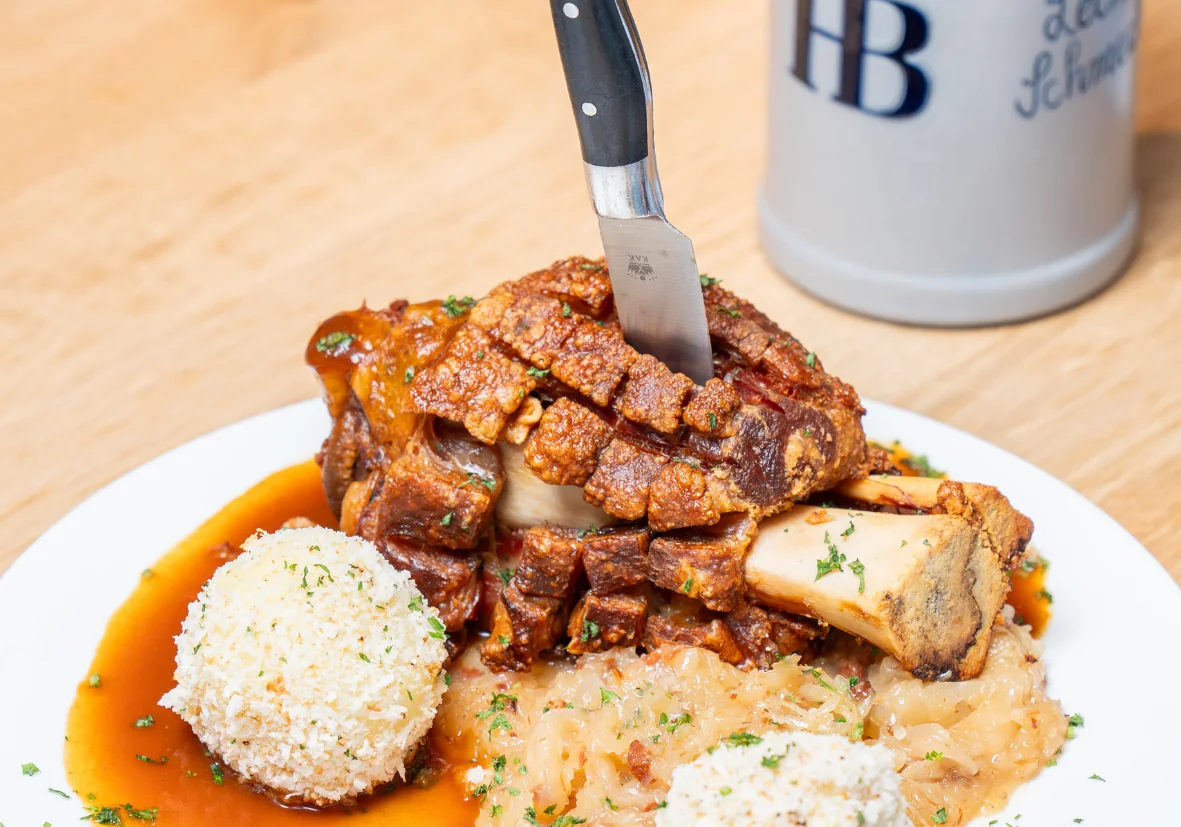 Knusprige Schweinshaxe im Hofbräu Restaurant